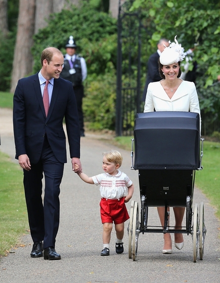 英国小公主受洗万众瞩目：她入什么教？教父教母是谁？