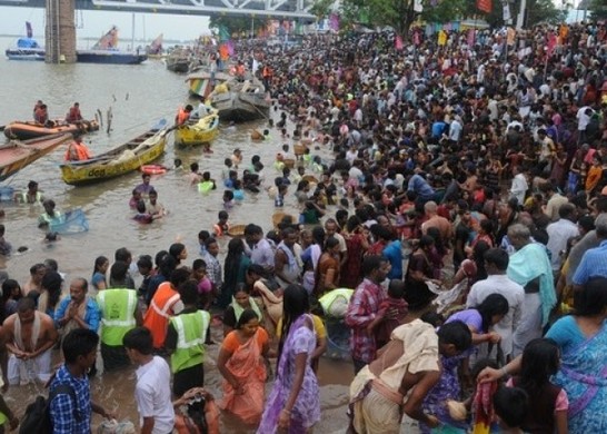 印度浴河节发生踩踏事故 逾50人伤亡