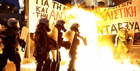 希腊议会通过财政紧缩方案 民众抗议示威引发暴力骚乱