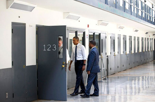 奥巴马成美国有史以来首位视察联邦监狱在位总统