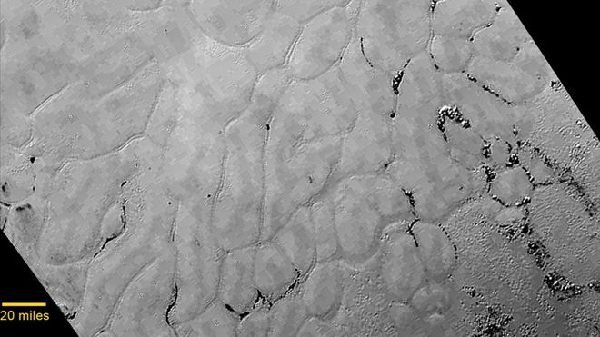 “新视野”探测器传回冥王星近距照 含冰封平原视图