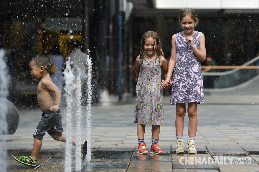 中外小朋友清凉过夏 北京三里屯“扎堆”玩水
