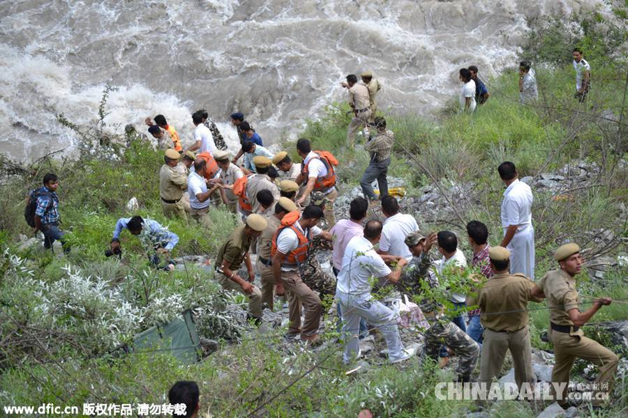 印度一辆大巴坠入峡谷 造成30多人死亡