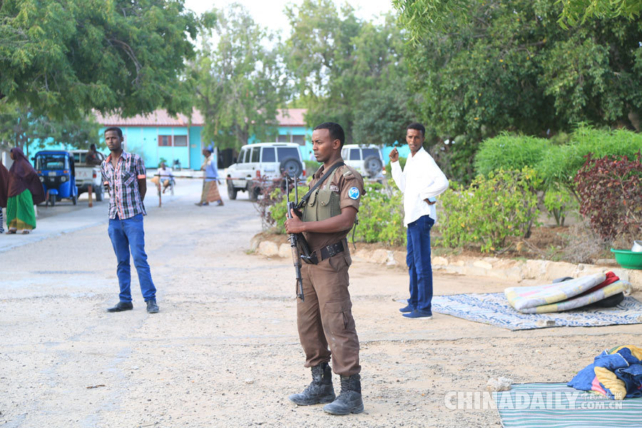索马里收治恐袭伤者医院条件简陋 部分伤员睡在走廊