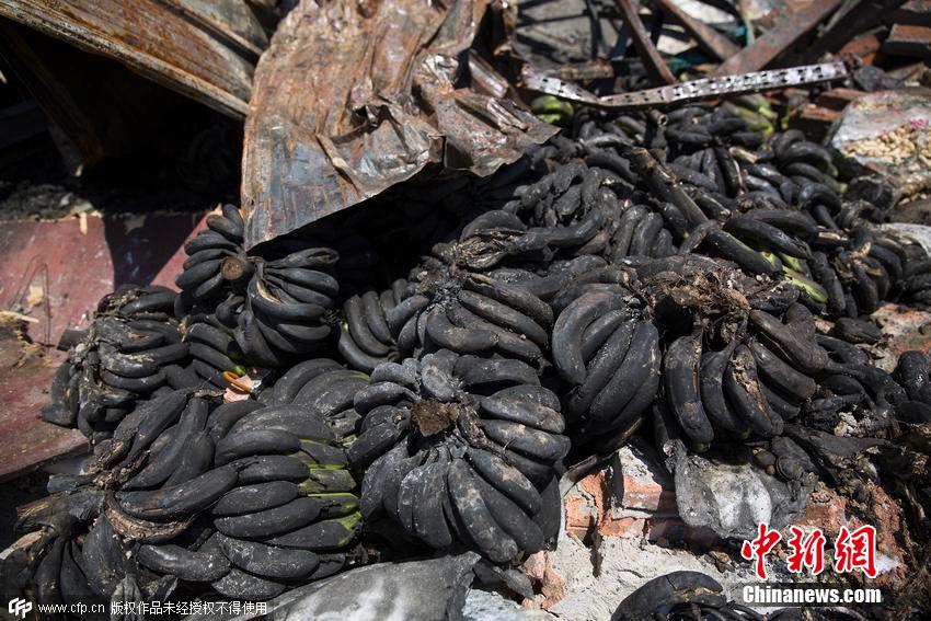 深圳一市场发生火灾 大批水果烧成焦炭