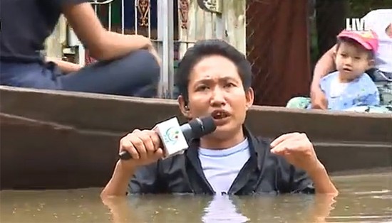 缅甸记者被洪水没过脖子坚持播报灾情