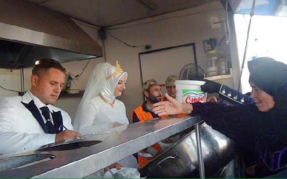 土耳其夫妇办别样婚礼分享幸福：款待4000叙利亚难民