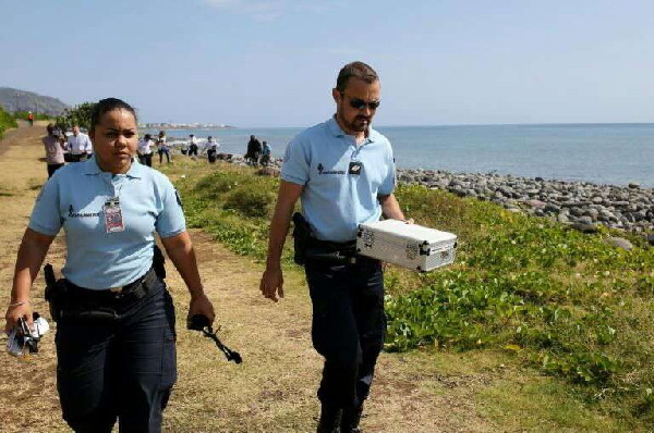 飞机残片确认属于MH370 遇难者家属称仍有谜团待解