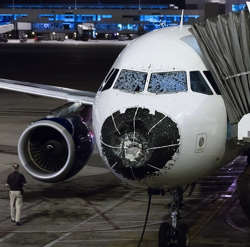 美客机驾驶舱玻璃被冰雹砸烂 飞行员成功“盲降”