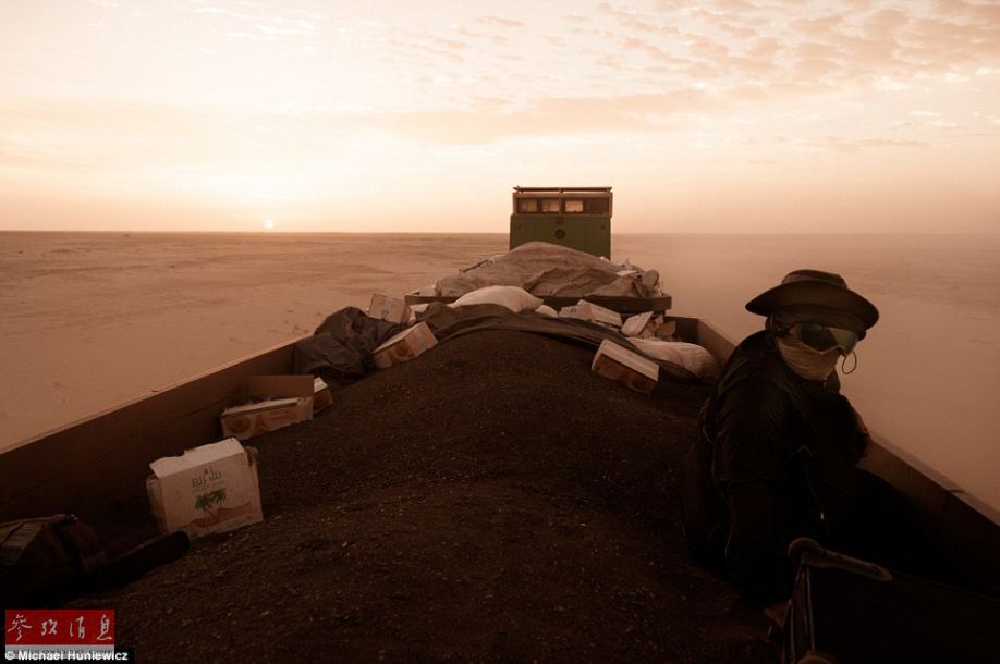 世界最长货运列车上的沙漠探险之旅【高清组图】