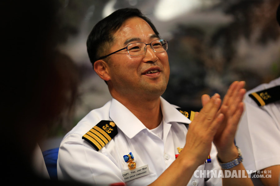 海军第二十批护航编队与韩国海军护航编队指挥官进行会面交流