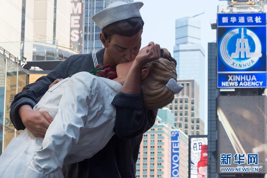 纽约时报广场举行接吻比赛纪念二战结束70周年