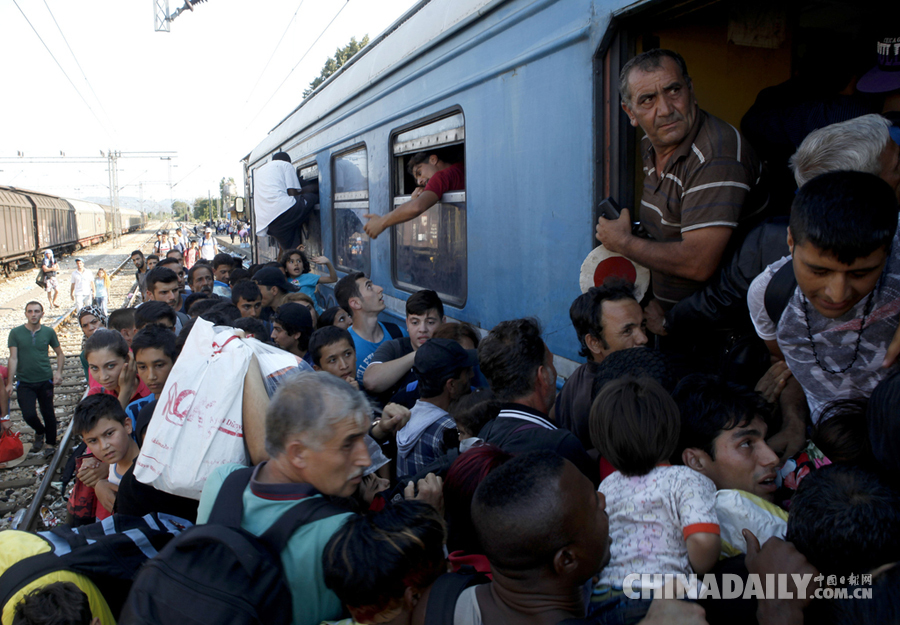 数千非法移民马其顿扒火车 欲前往欧洲国家