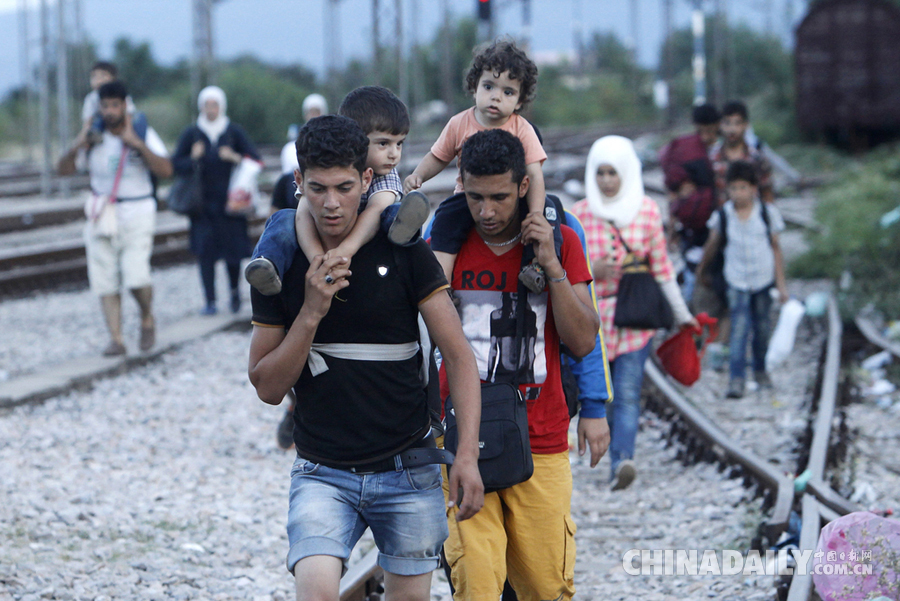 数千非法移民马其顿扒火车 欲前往欧洲国家
