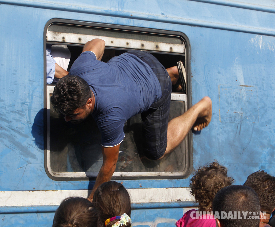 数千非法移民马其顿扒火车 欲前往欧洲国家[3
