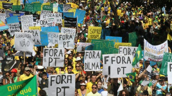 巴西陷25年来最严重衰退 数万人游行要求弹劾总统