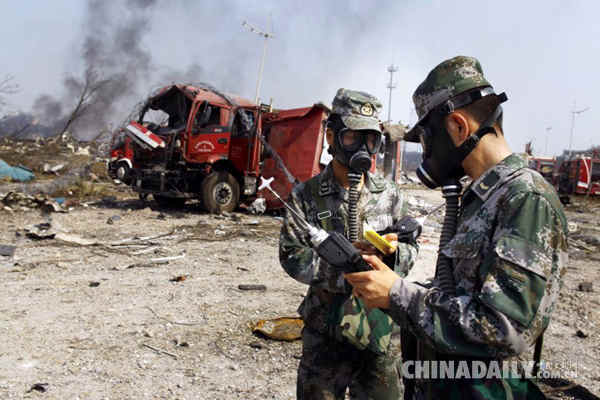 中国日报记者手记：跟防化兵走进爆炸核心区
