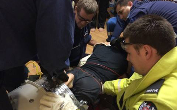 澳大利亚男子半身卡洗衣机3小时 消防员拆零件解救（图）