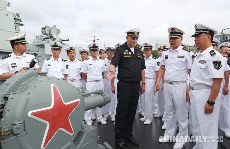 参与中俄海上联合-2015（Ⅱ）军演官兵相互参观舰艇