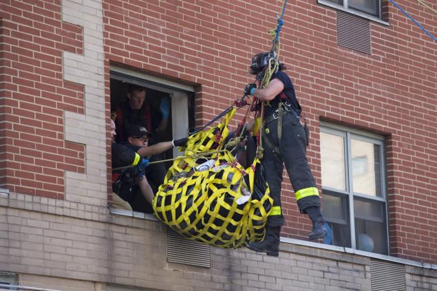 纽约一300余公斤女子生病 消防员破窗将其吊下