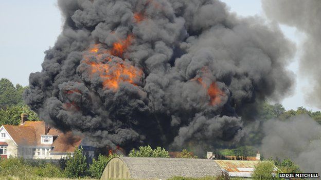 英国发生空难：霍克猎鹰飞机撞击汽车致七死
