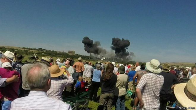 英国飞行表演一架飞机坠毁 致11人丧生