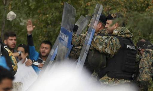 数千难民硬闯马其顿边境 与警方爆发激烈冲突