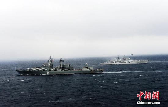 中俄2015海上联合军演举行阅兵仪式