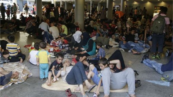 匈牙利警方封锁火车站 数百名难民抗议