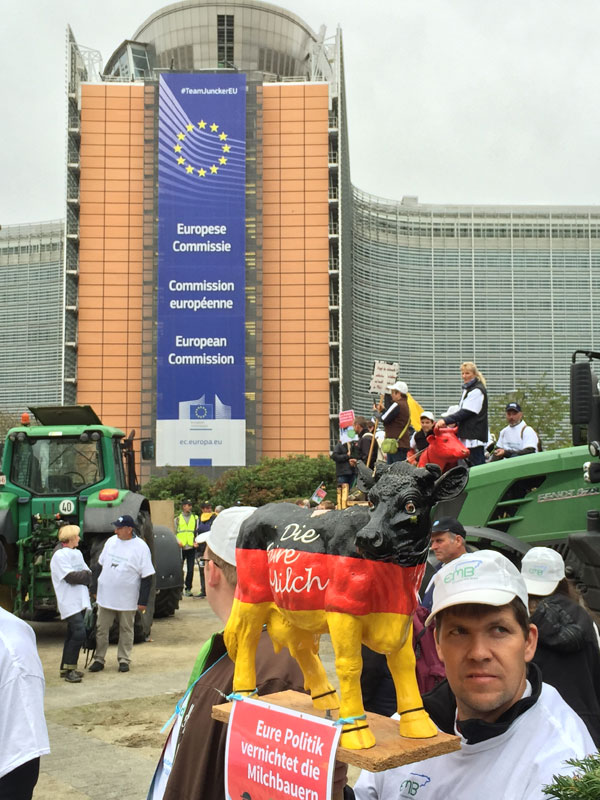 六千欧洲奶农驾拖拉机抗议欧盟取消生产配额制