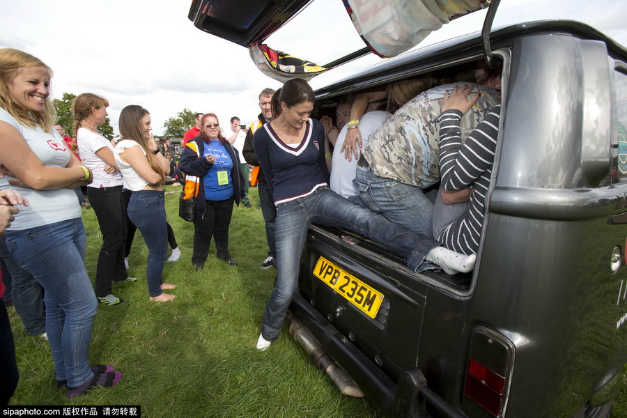 英国51人狂挤一辆面包车 欲打破吉尼斯世界纪录