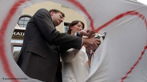 看似古板的德国人婚礼有多疯狂：摔碗砸盆剪床单