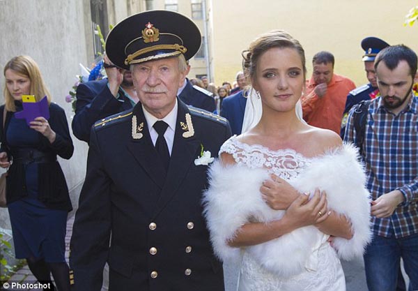 俄罗斯84岁著名男演员迎娶24岁娇妻 曾是师生关系
