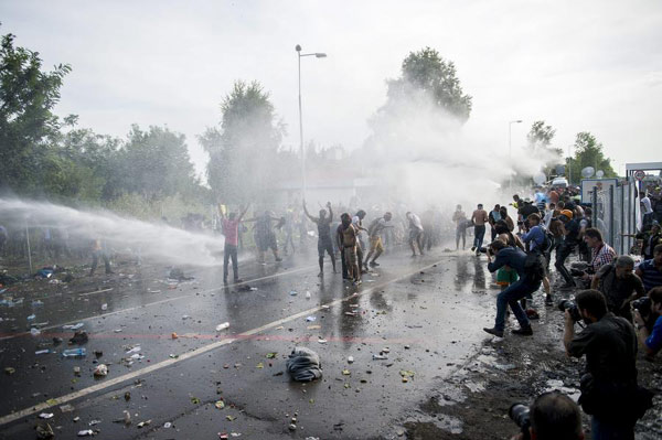 难民冲击匈牙利边境口岸 遭水炮催泪弹阻止