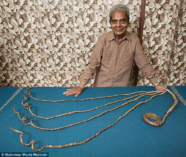 印度老翁左手留指甲近63年 长9米多创世界记录