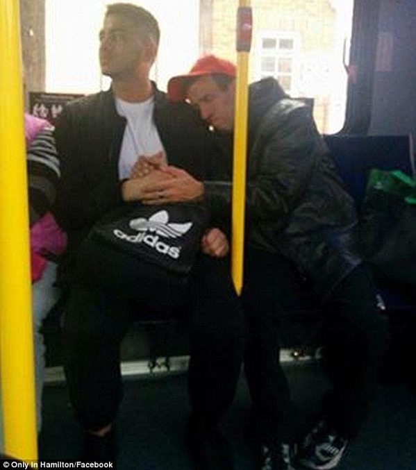 加拿大两男子公交车牵手内幕：小伙善意安抚脑瘫陌生人