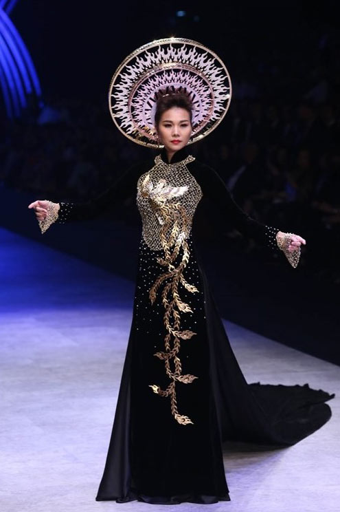 越南国际时装周模特穿着镶金奥黛登场 价值12亿越南盾