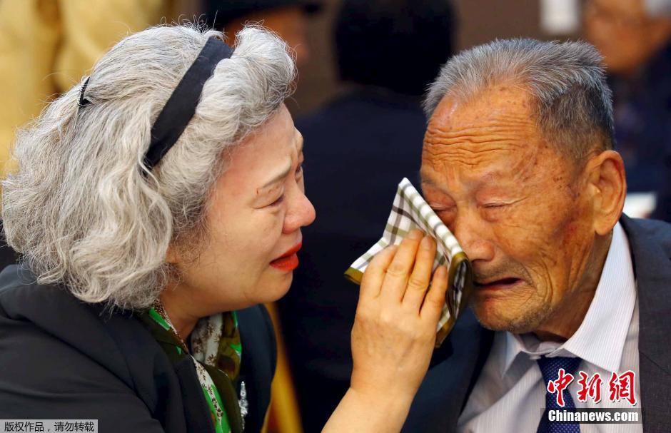 韩朝离散家属第一轮团聚结束 亲人流泪告别
