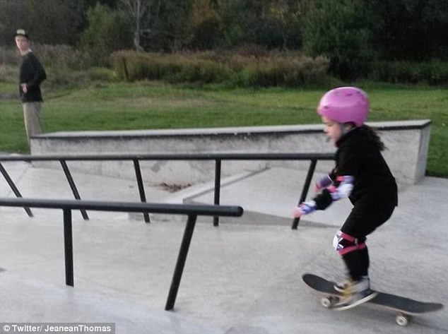 少年无视同伴取笑教女童滑板 加拿大母亲脸谱致谢：因为你，她骄傲又自信