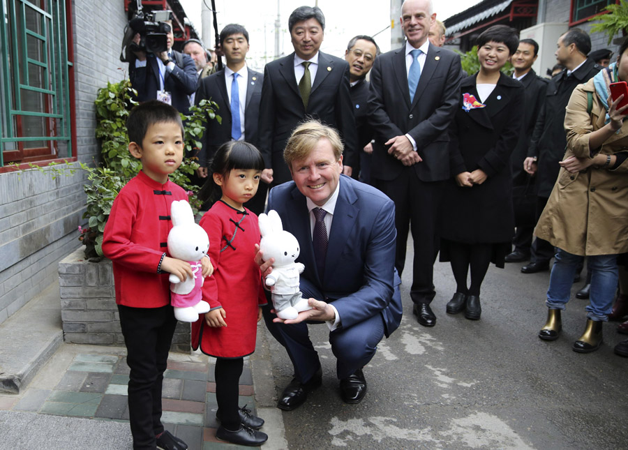 荷兰国王游北京大栅栏 小朋友赠送“中式米菲”