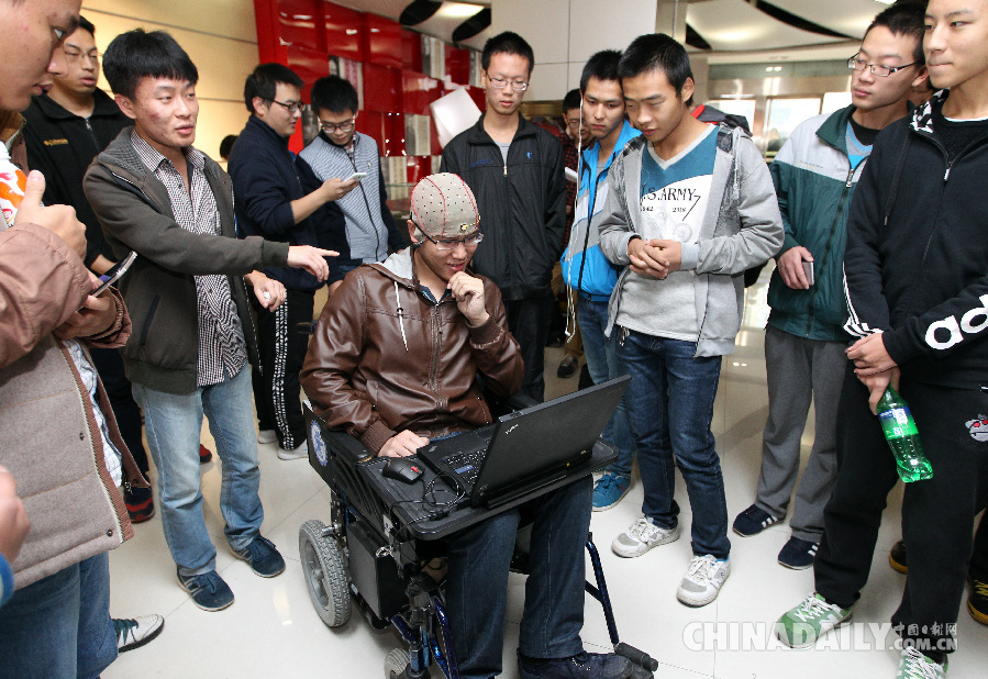 西安：大学生科技创新展 脑电轮椅实现智能控制