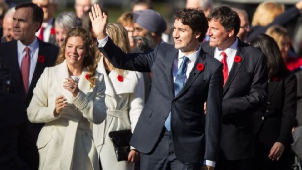 加拿大新总理特鲁多宣誓就职 携家人亮相