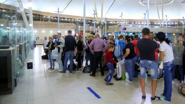 英国恢复飞往埃及航班 规定乘客只能带手提行李