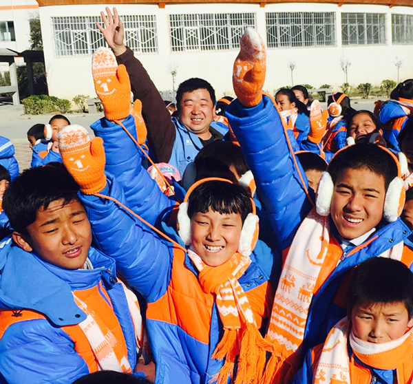 民间力量持续关注灾后儿童 壹基金在西藏地震灾区发放2015年冬季首批温暖包
