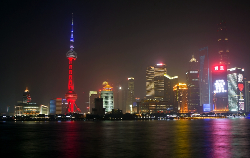 上海东方明珠为巴黎亮起红白蓝三色灯