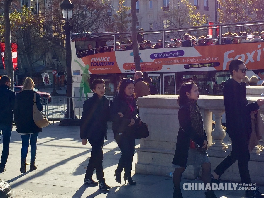 中国日报记者直击巴黎恐袭第二天：香街凯旋门仍有游客 许多商家正常营业