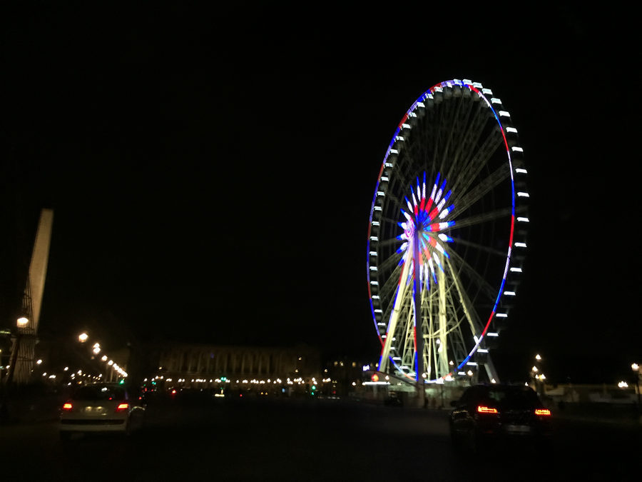 恐袭后的巴黎夜景：埃菲尔铁塔身穿国旗颜色