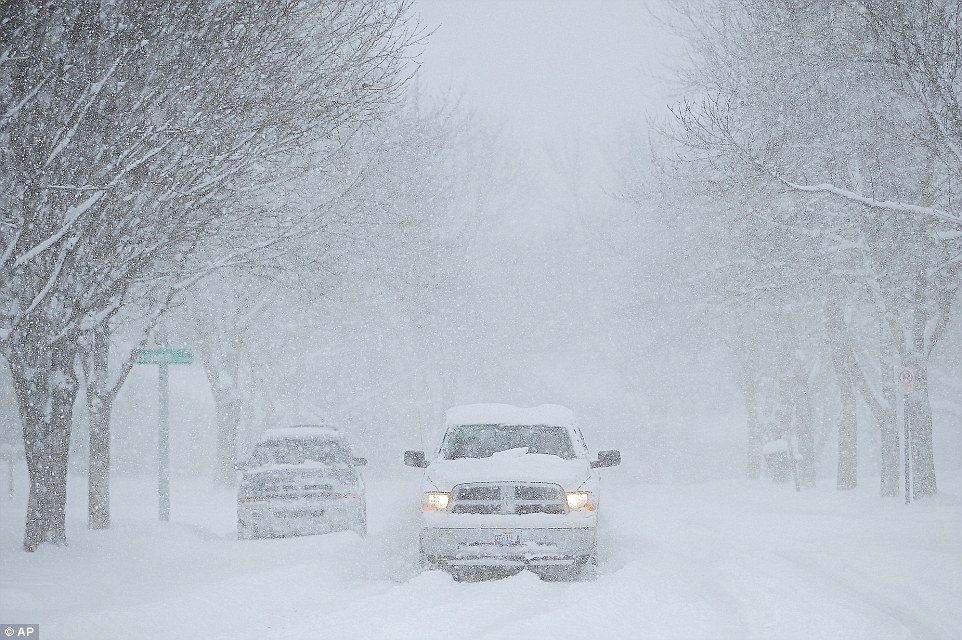 美国也在下大雪！第一场大雪袭击中西部、数百航班取消