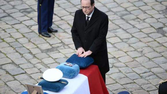法国政府举行纪念巴黎恐怖袭击遇难者仪式
