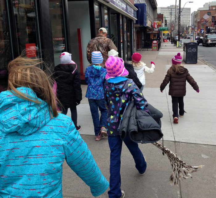 穿外套的电线杆！加拿大小女孩雪中送炭给流浪汉送冬装